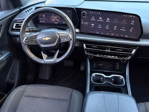 Used 2025 Chevrolet Traverse LT image 14