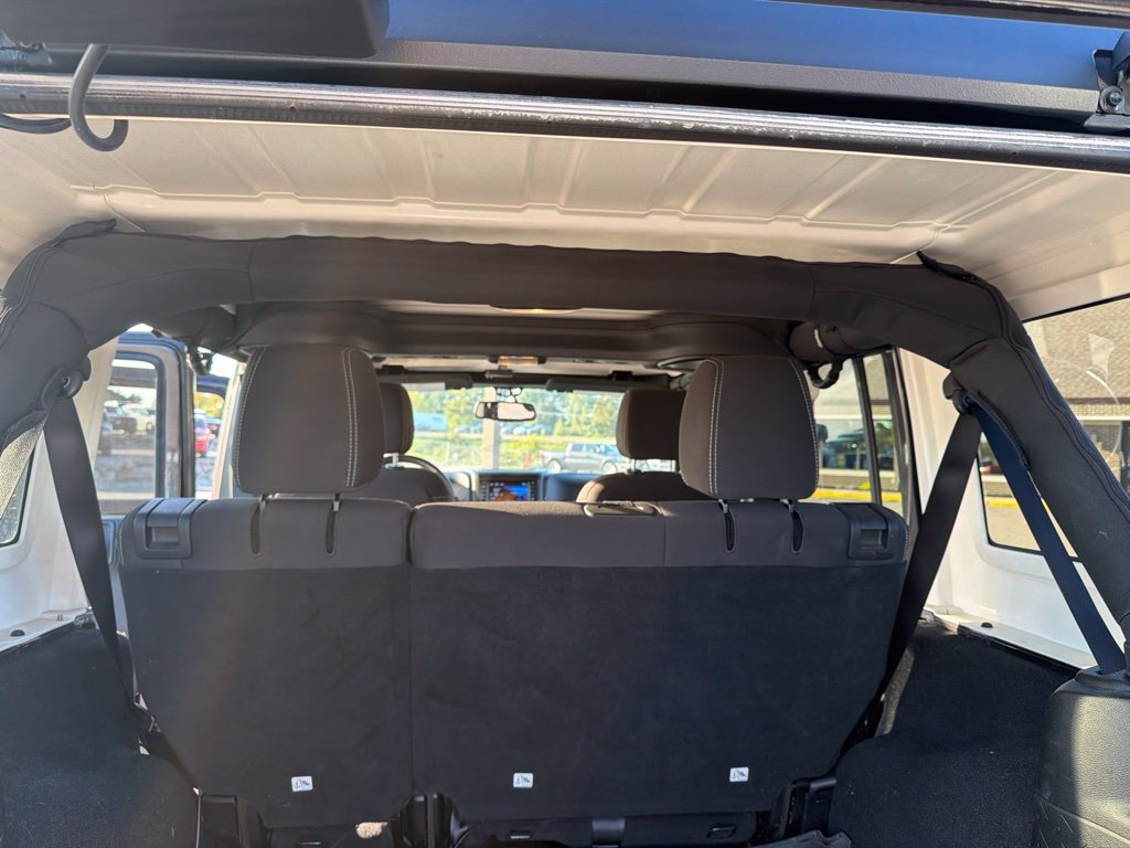 Used 2018 Jeep Wrangler Unlimited Sahara AWD/4WD image 9