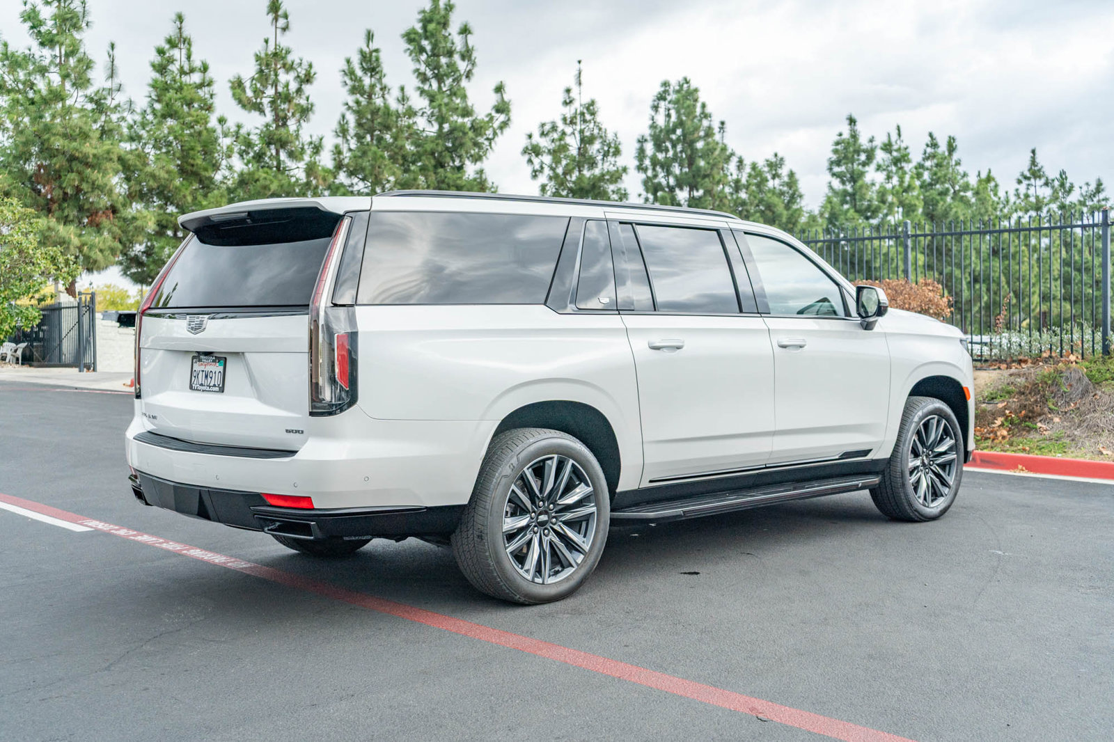 Used 2024 Cadillac Escalade ESV Sport Platinum AWD/4WD image 9