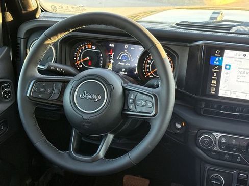 Used 2025 Jeep Gladiator Mojave AWD/4WD image 14