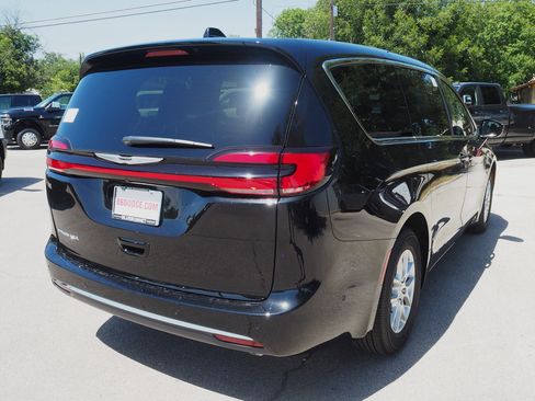 New 2025 Chrysler Pacifica Select w/ Uconnect Theater Family Group image 6