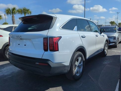 Used 2023 Kia Sorento LX image 10