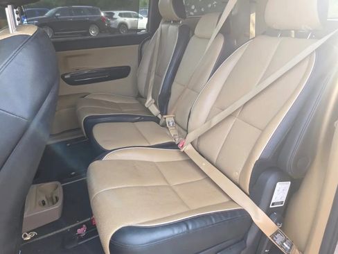 Used 2016 Kia Sedona EX FWD image 9