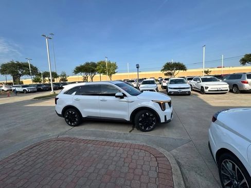 Certified 2025 Kia Sorento EX FWD image 2
