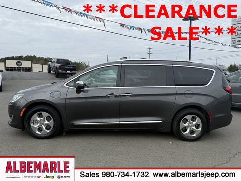 Used 2018 Chrysler Pacifica Limited image 7