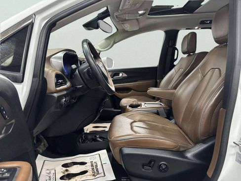 Used 2017 Chrysler Pacifica Limited FWD image 13