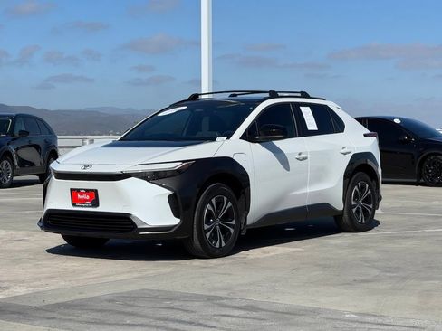 Used 2025 Toyota bZ4X AWD w/ Weather Package image 5