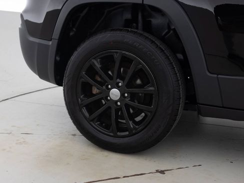Used 2019 Jeep Cherokee Latitude Plus w/ Cold Weather Group FWD image 21