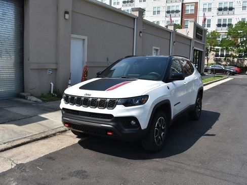 Used 2025 Jeep Compass Trailhawk AWD/4WD image 2