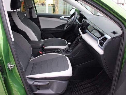 New 2026 Volkswagen Taos SE image 13