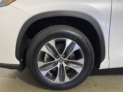 Used 2023 Toyota Highlander XLE FWD image 11