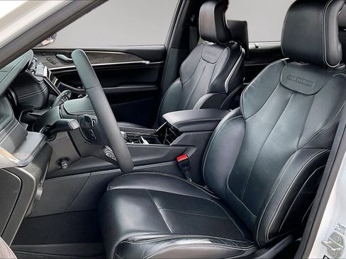 Used 2024 Jeep Grand Cherokee L Overland w/ Luxury Tech Group IV image 21