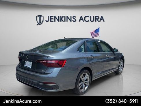 Used 2024 Volkswagen Jetta SE FWD image 8