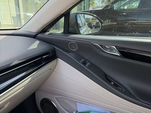 Used 2022 Genesis G80 2.5T RWD image 4