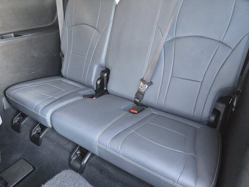 Used 2021 Buick Enclave Essence w/ Sound and Sites Package AWD/4WD image 34