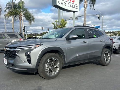 Used 2025 Chevrolet Trax LT w/ LT Convenience Package FWD image 1