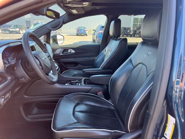 Used 2025 Chrysler Pacifica Limited FWD image 3