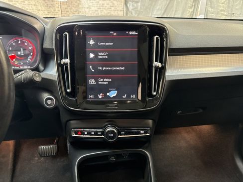 Used 2021 Volvo XC40 T5 Momentum w/ Protection Package Premier image 18