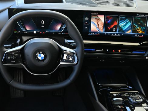 Used 2025 BMW 530i w/ Premium Package RWD image 16