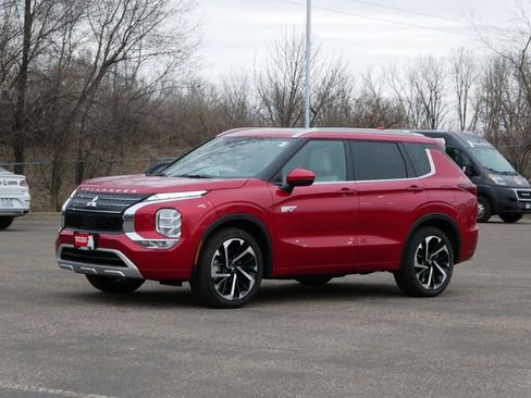 Used 2025 Mitsubishi Outlander SEL image 2