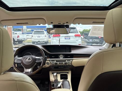Used 2016 Lexus ES 350 w/ Luxury Package w/Wood Trim FWD image 11