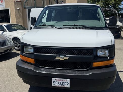 Used 2017 Chevrolet Express 2500 RWD image 2