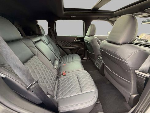 Used 2023 Mitsubishi Outlander AWD image 16