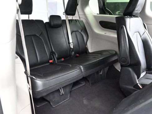 Used 2024 Chrysler Pacifica Select image 23