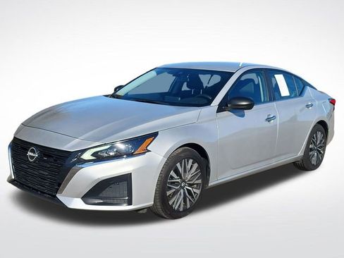 Used 2024 Nissan Altima 2.5 SV image 1