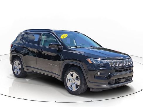 Used 2022 Jeep Compass Latitude FWD image 3