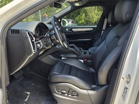 Certified 2023 Porsche Cayenne Coupe AWD/4WD image 18