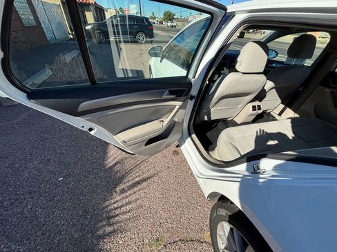 Used 2016 Volkswagen Golf S image 17