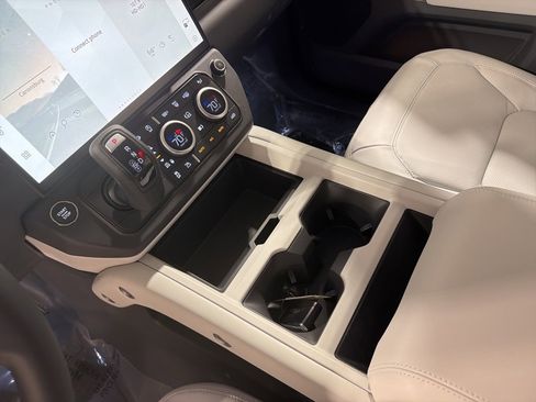 New 2026 Land Rover Defender 110 X-Dynamic SE image 17