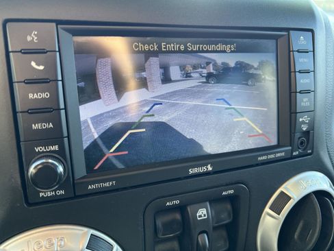 Used 2018 Jeep Wrangler Unlimited Sahara w/ Max Tow Package image 28