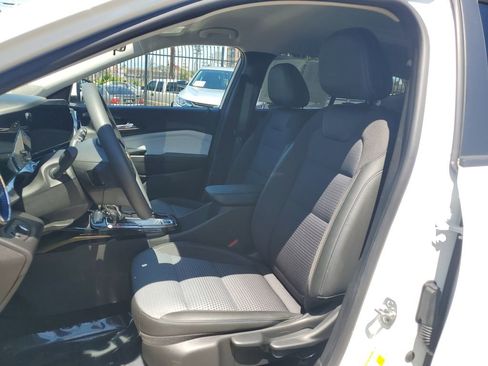 Used 2025 Chevrolet Trax LT FWD image 18