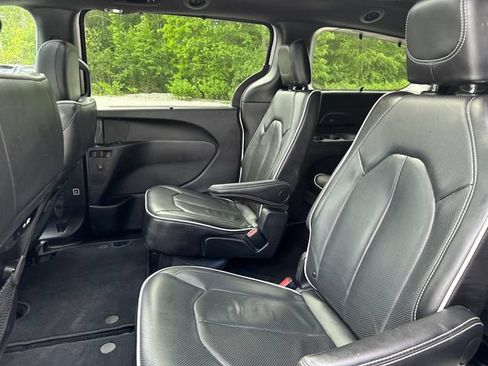 Used 2025 Chrysler Pacifica Limited FWD image 21