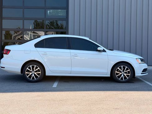 Used 2017 Volkswagen Jetta SE FWD image 4