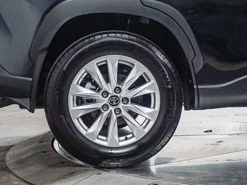 Certified 2025 Toyota Corolla Cross LE FWD image 8