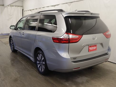 Used 2019 Toyota Sienna XLE image 19