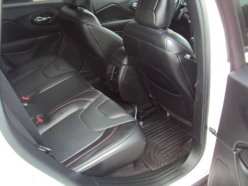 Used 2019 Jeep Cherokee Trailhawk AWD/4WD image 14
