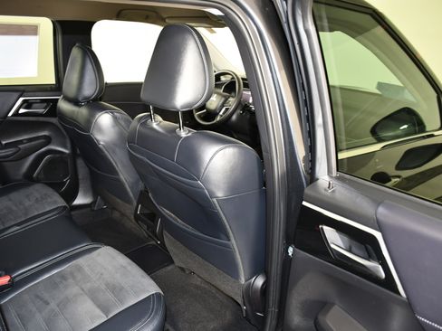 Used 2025 Mitsubishi Outlander SE image 38