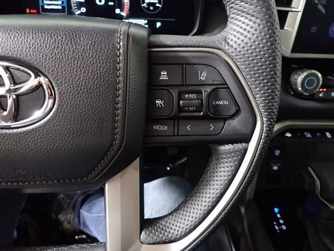 Used 2025 Toyota Tundra Limited AWD/4WD image 32