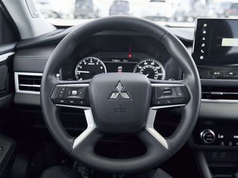 New 2025 Mitsubishi Outlander ES image 34