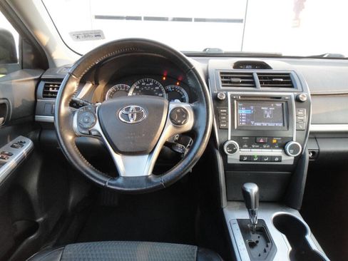 Used 2014 Toyota Camry SE image 12