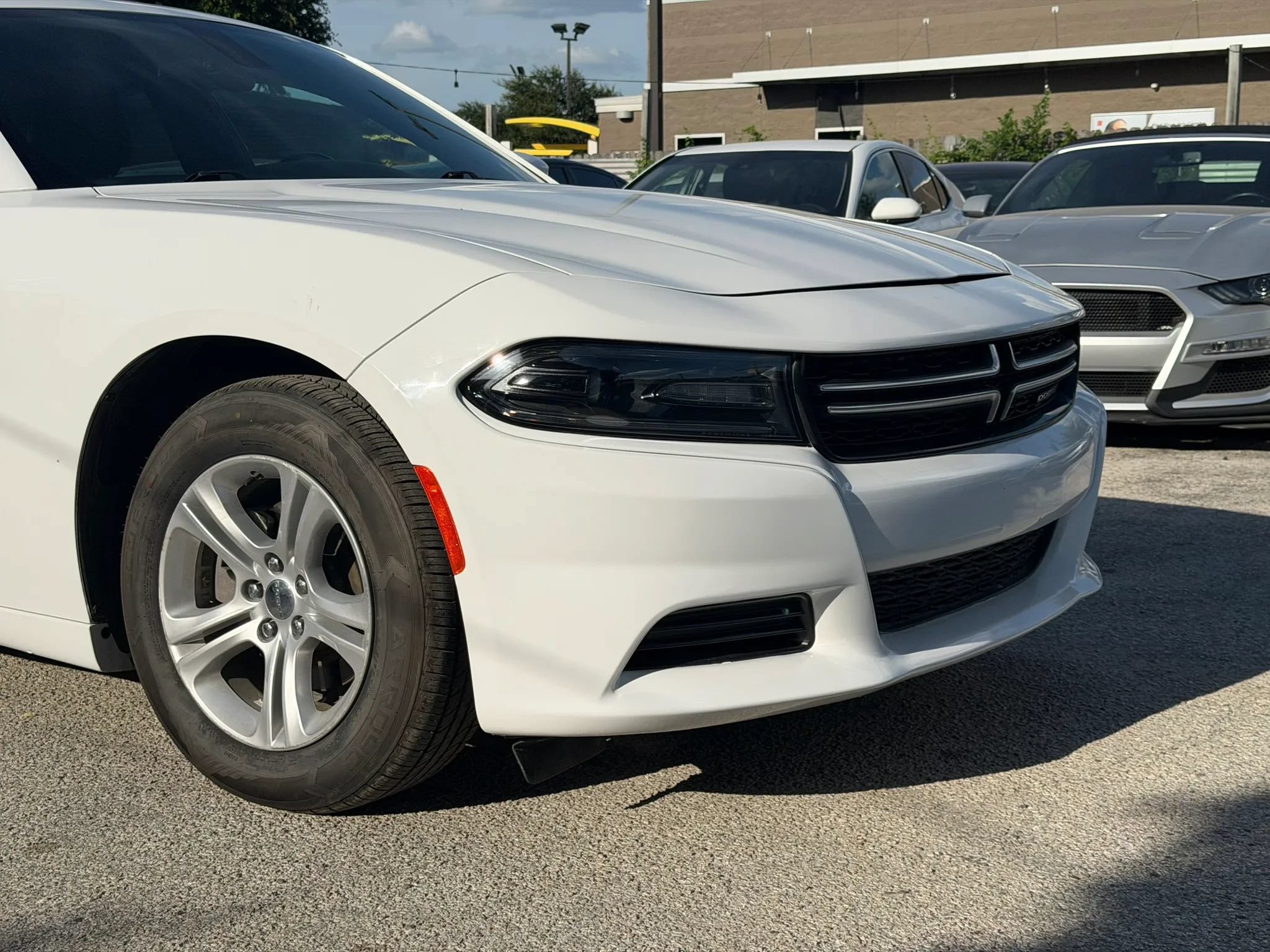 Used 2018 Dodge Charger SXT RWD image 3