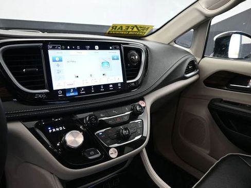 Used 2023 Chrysler Pacifica Limited image 24