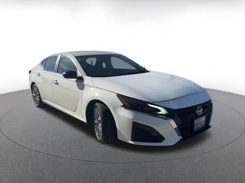 Used 2025 Nissan Altima 2.5 SV image 3