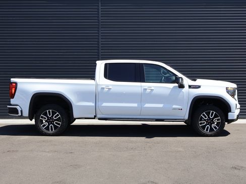 Used 2024 GMC Sierra 1500 AT4 w/ Technology Package AWD/4WD image 4