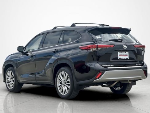 Used 2023 Toyota Highlander Platinum FWD image 3