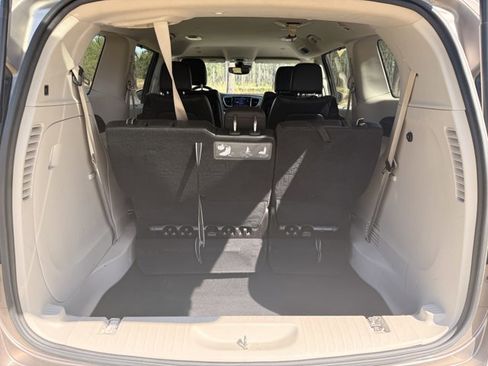 Used 2018 Chrysler Pacifica Touring-L Plus w/ Advanced Safetytec Group image 12